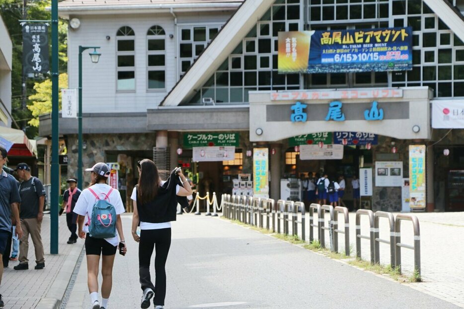 高尾山は観光地でもある。土産物店が並ぶケーブルカーとリフトの駅＝高尾山、米倉昭仁撮影