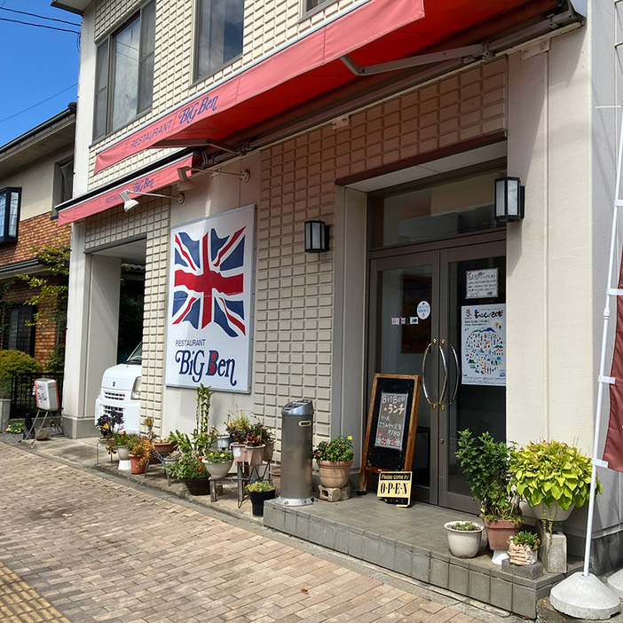 千曲川の河川敷近くに店を構える