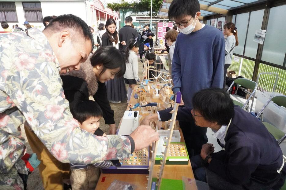 大勢の来場者でにぎわった「ようちえんでマルシェ」=岡山県津山市で