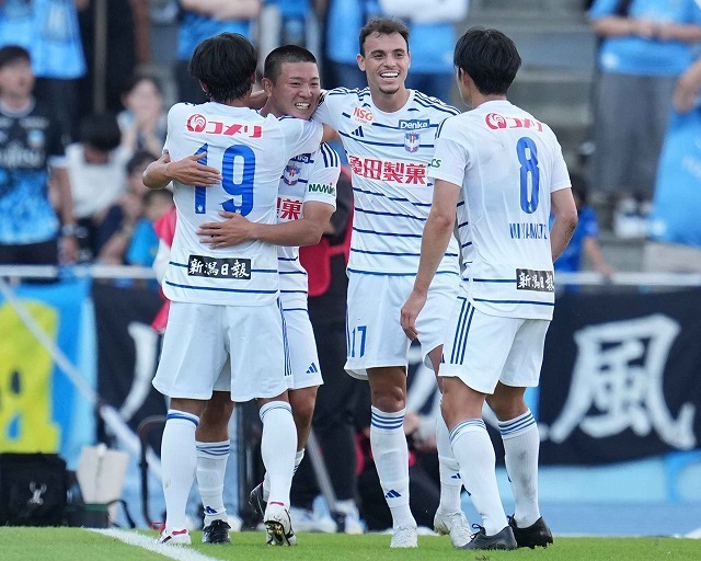 ２戦合計６－１。川崎を破った新潟がルヴァン杯で初の決勝進出を果たした。（C）SOCCER DIGEST