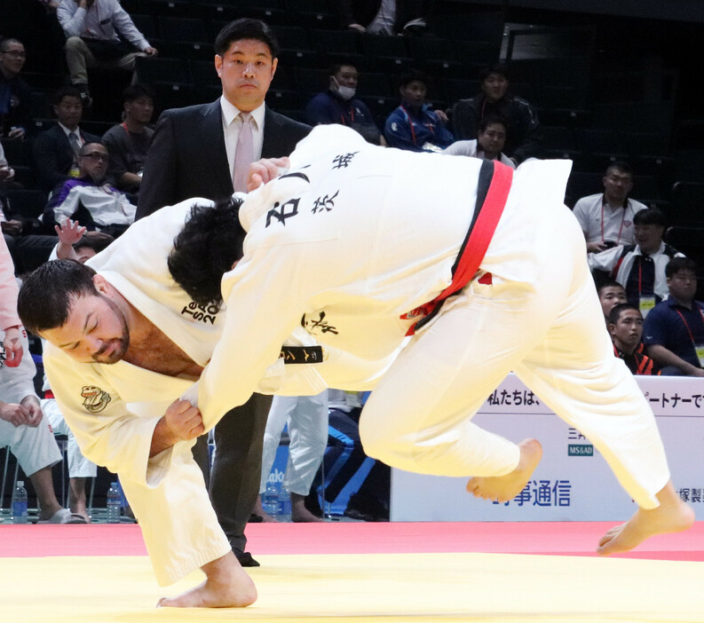 国民スポーツ大会（国スポ）。柔道成年男子決勝で一本勝ちしたウルフ・アロン（左）＝１３日、佐賀・ＳＡＧＡサンライズパークＳＡＧＡアリーナ