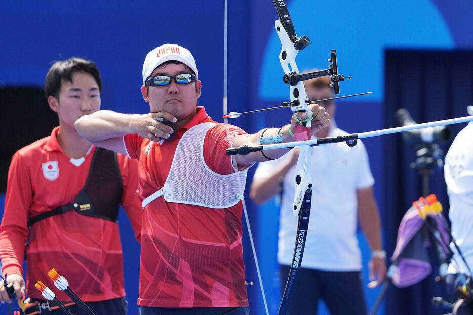 パリ五輪　アーチェリー男子団体準々決勝　矢を放つ古川（24年7月29日、撮影・パオロ　ヌッチ）