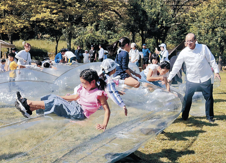 「空気で遊ぶクッション遊具」を楽しむ子ども＝南砺市桜ケ池公園