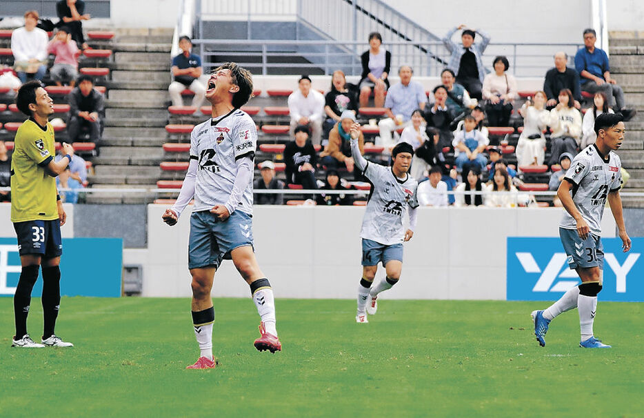 ゴールを決めて雄たけびを上げるツエーゲン金沢の田口（左から２人目）＝ミクニワールドスタジアム北九州