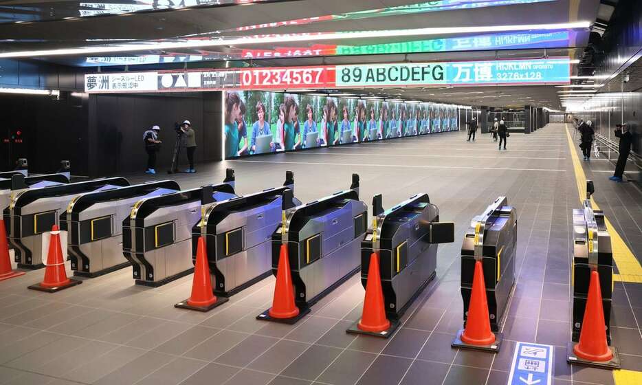 報道陣に公開された夢洲駅。改札を抜けると長さ160メートルのコンコースが続いている＝31日午前、大阪市此花区（泰道光司撮影）