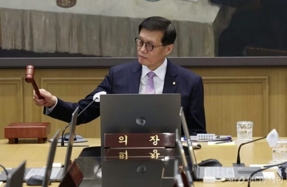 11日、ソウル市中区の韓国銀行で開かれた金融通貨委員会で議事棒を叩くイ・チャンヨン（李昌鏞）韓国銀行総裁（c）NEWSIS