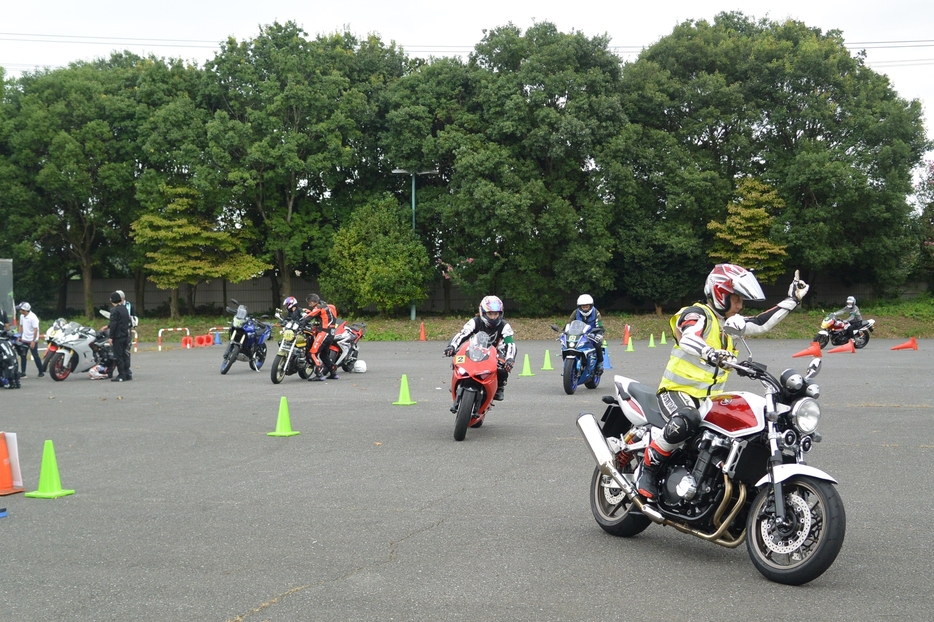 初心者クラスではサーキット走行前に基礎的なスラロームやブレーキングのレッスンが行われた。