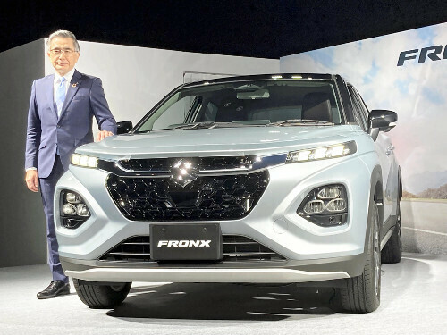 新型ＳＵＶ「フロンクス」を発表するスズキの鈴木俊宏社長（１６日、東京都中央区で）