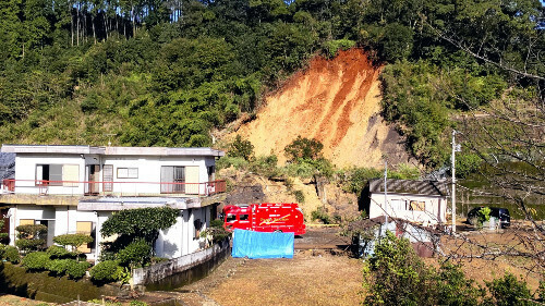 住宅を巻き込んだ土砂崩れ（２３日午前８時５６分、宮崎県延岡市で）＝尾谷謙一郎撮影