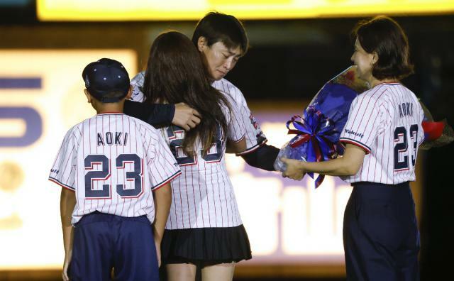 　引退セレモニーで家族に感謝の花束を贈るヤクルト・青木＝神宮