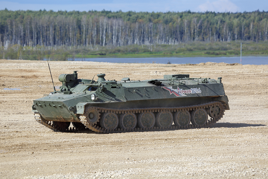 MT-LB装甲牽引車。2016年9月、ロシア西部モスクワ州アラビノの演習場で（ID1974 / Shutterstock.com）