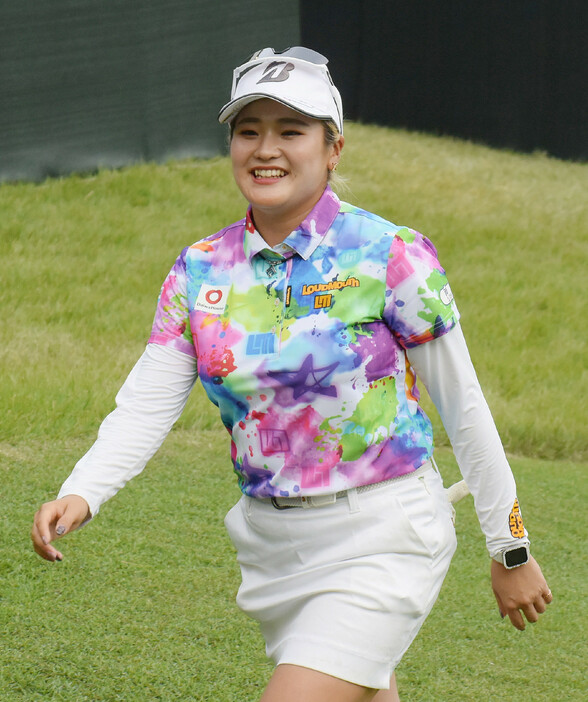 女子ゴルフの延田マスターズＧＣレディース第１日。今季２勝の桑木志帆（写真）が８バーディー、１ボギーの６５をマークし、イ・ミニョン（韓国）と並んで首位に立った＝１７日、兵庫・マスターズＧＣ