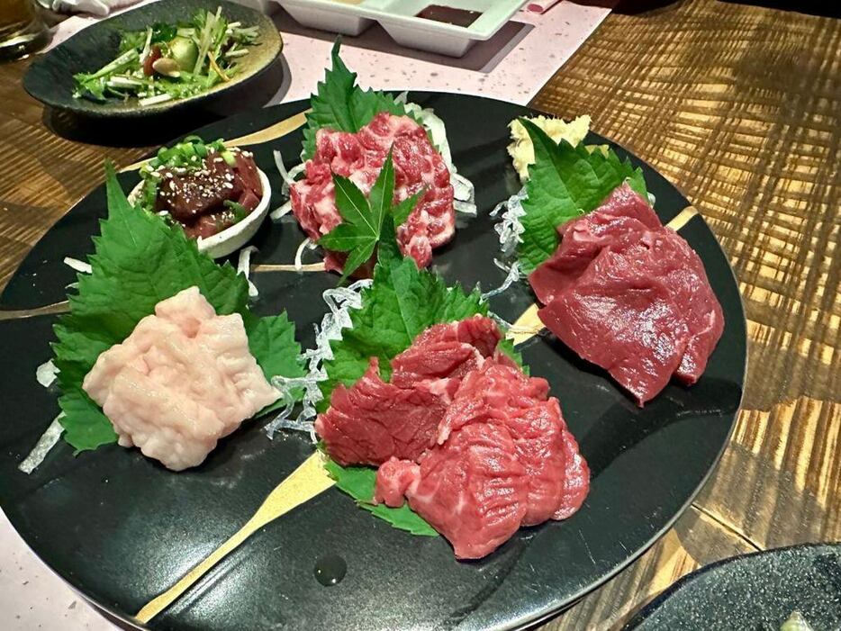 馬刺しの盛り合わせ（写真）にほほ肉の赤ワイントマト煮込み。どれもうますぎて…