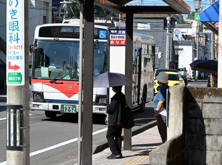 常盤地区住民の新たな「最寄り」となっている西田小学校前バス停＝９月２９日、鹿児島市西田３丁目