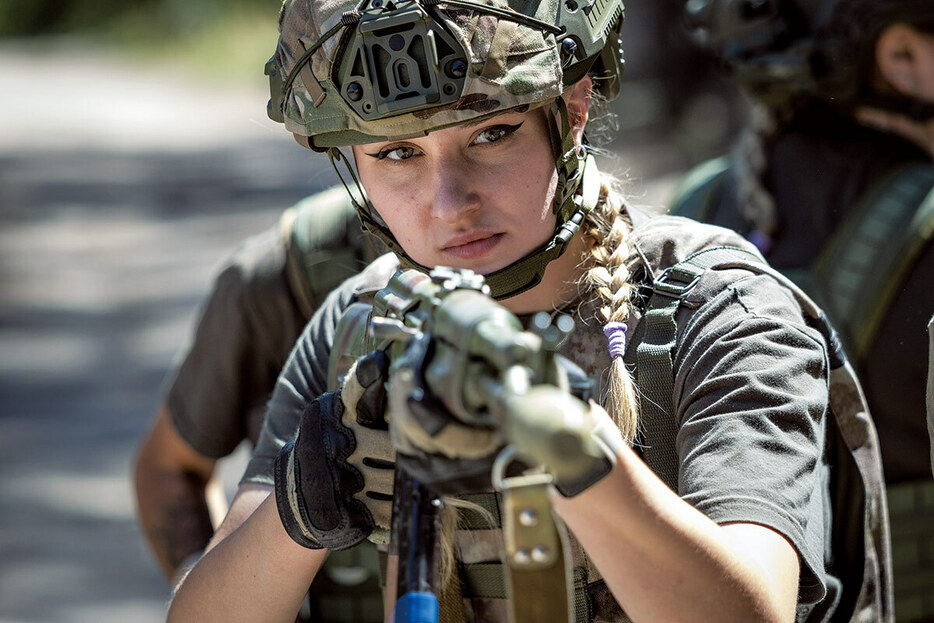 前線で戦闘に従事する女性兵士は既に1万人超　ANDRIY DUBCHAKーFRONTLINER/GETTY IMAGES