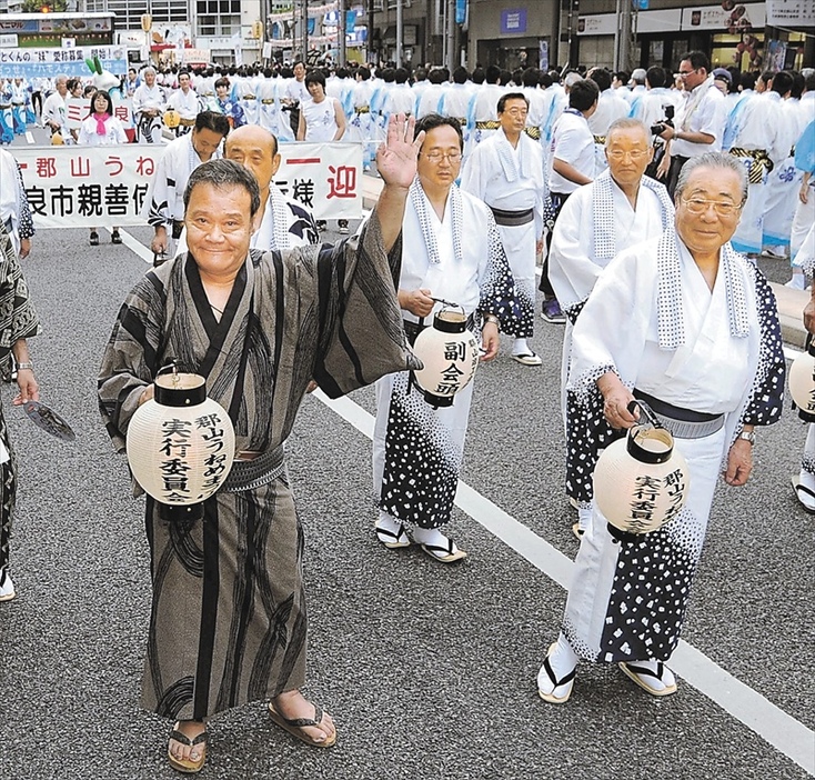 郡山うねめまつりに自前の浴衣で参加した西田敏行さん（左）。沿道に詰めかけた市民を勇気づけた＝２０１１年８月、郡山市