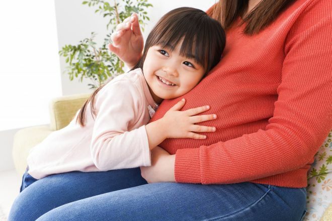 妊娠した状態で、上の子が通う保育園でリンゴ病が流行、終わりの見えない「自宅保育」を勧められ……。※画像はイメージ