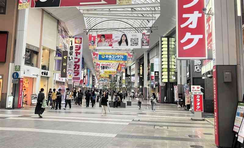 多くの突き出し看板が並ぶ下通アーケード＝7日、熊本市中央区