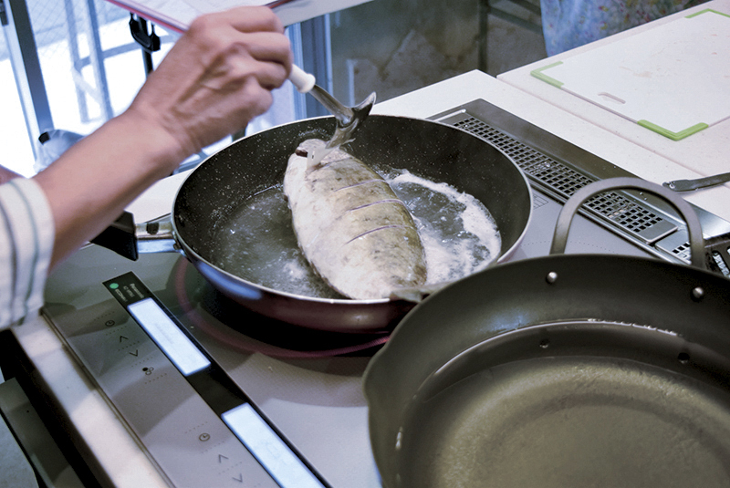 鍋に分量の水と酒、塩を入れて煮る。途中、時々スプーンで煮汁を魚にかける