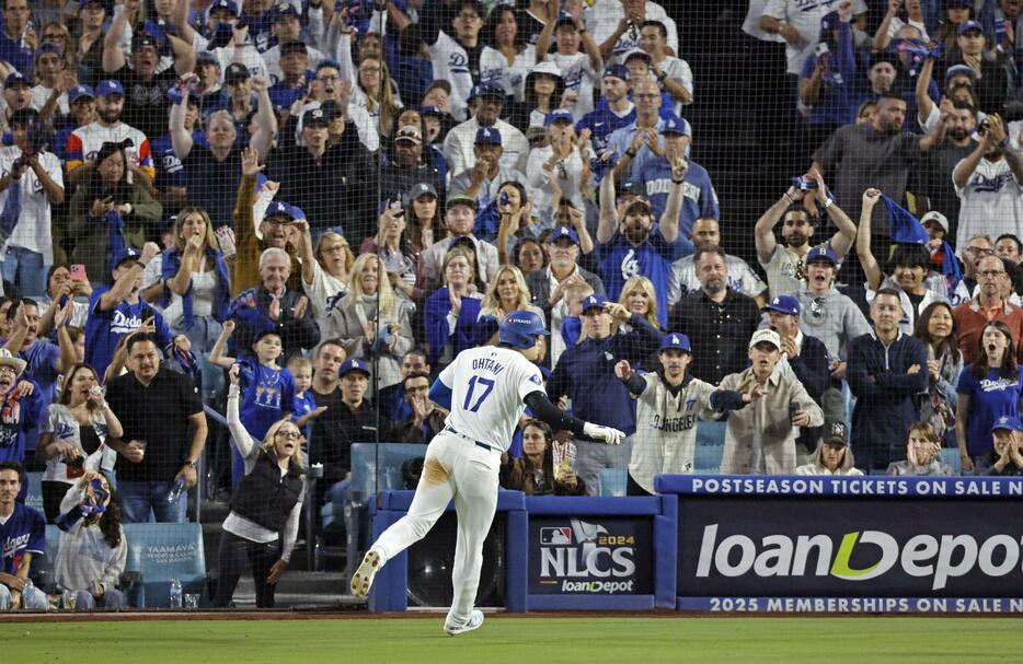 米大リーグ、メッツとのナショナル・リーグ優勝決定シリーズ第6戦で、大谷（手前）らのドジャースを応援するファン＝20日、ロサンゼルス（ゲッティ＝共同）