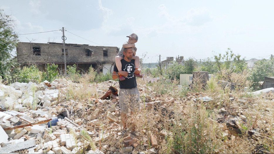 写真に写っているのはボランティア団体のリーダーと地元の少年