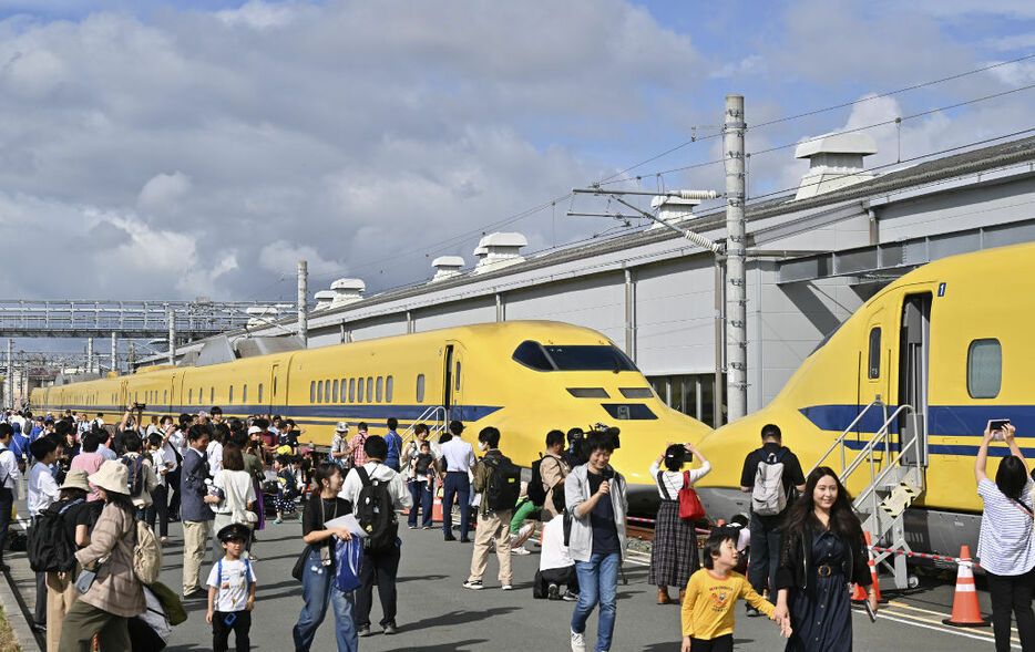 ドクターイエロー2編成などが公開されたツアー＝19日午前、浜松市中央区のJR東海浜松工場