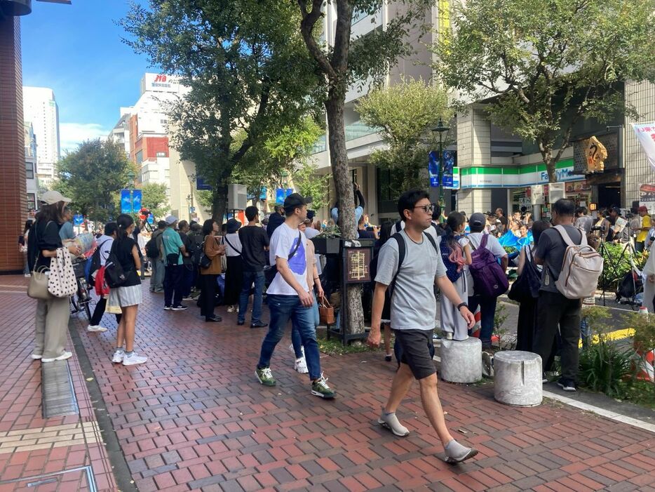 気温が上昇する中、横浜市内の屋外イベントでも薄着姿の人が目立った＝同市中区