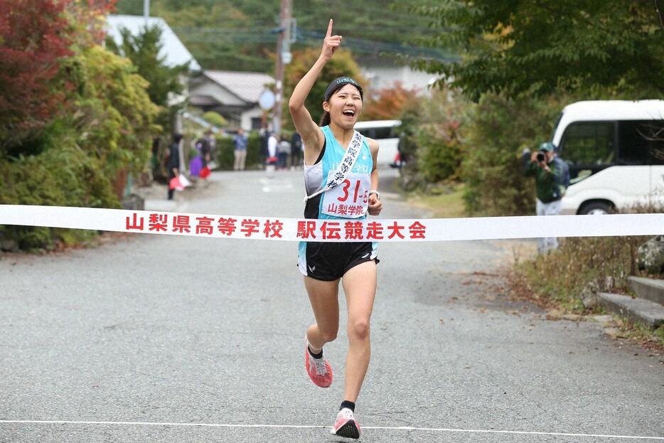 笑顔でフィニッシュする山梨学院の西本佑菜＝富士河口湖町の西湖畔周回コースで2024年10月26日午前11時26分、野田樹撮影