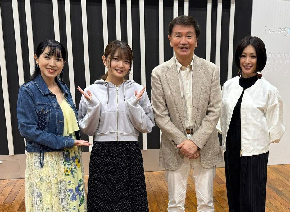 左から「青春の勲章はくじけない心」のアシスタント、西村知美、福留光帆、森田健作、「青春もぎたて朝一番！」のアシスタント、酒井法子