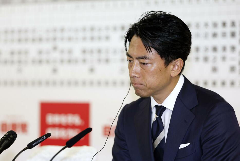 メディアのインタビューで厳しい表情を見せる自民党の小泉選対委員長＝27日午後8時9分、東京・永田町の党本部