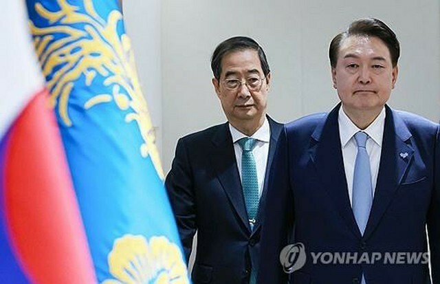 尹錫悦大統領（右）と韓悳洙首相（資料写真）＝（聯合ニュース）