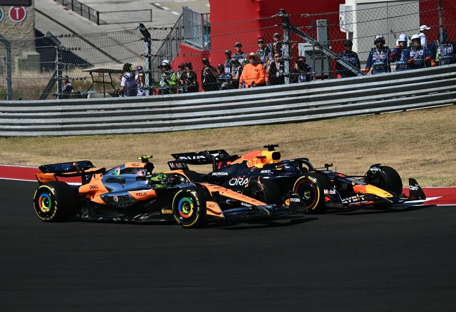 24F1第19戦米国GP決勝。レースに臨むレッドブルのマックス・フェルスタッペン（右）とマクラーレンのランド・ノリス（2024年10月20日撮影）。【翻訳編集】 AFPBB News