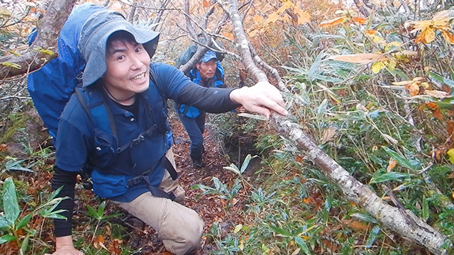 御所山山頂までの急登は登山道の木々をつかみながら進んだ＝19日午後１時20分