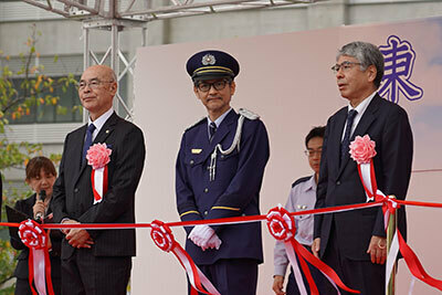 刑務官の制服に身を包んだ緒形さん（中央）