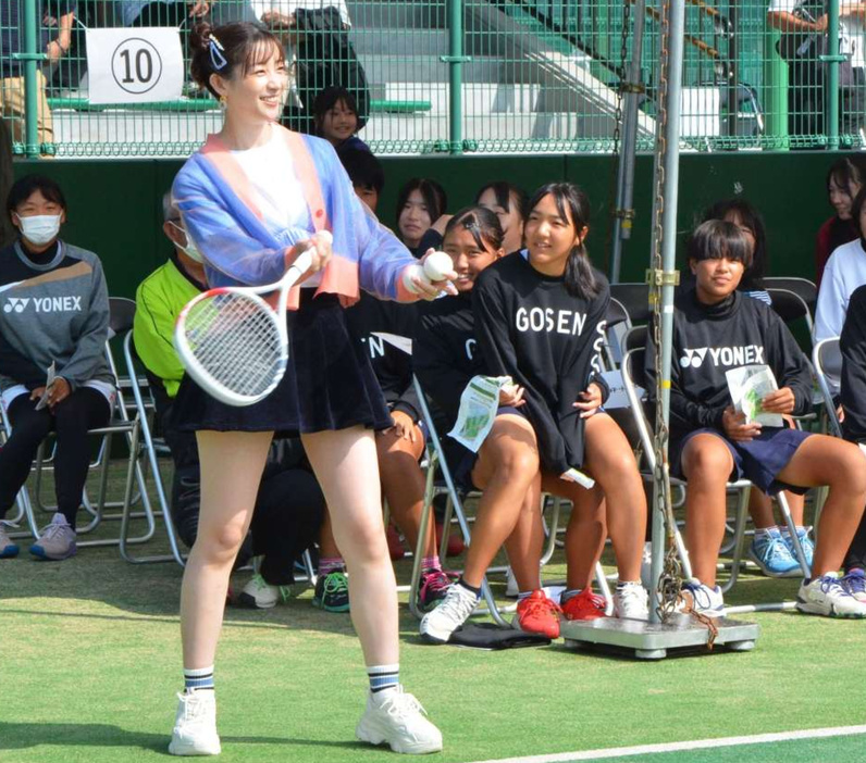 始球式で中学生選手とボールを打ち合う足立梨花さん＝都城市妻ケ丘町