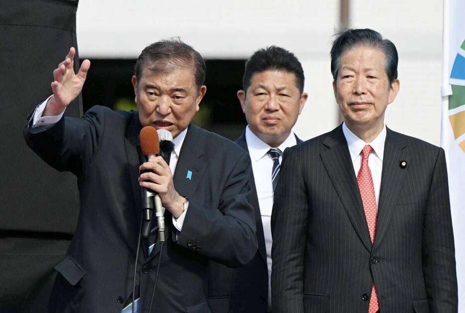 公明党候補の応援に駆け付け演説する石破茂首相。右は公明の山口那津男前代表＝20日、大阪市住之江区（柿平博文撮影）