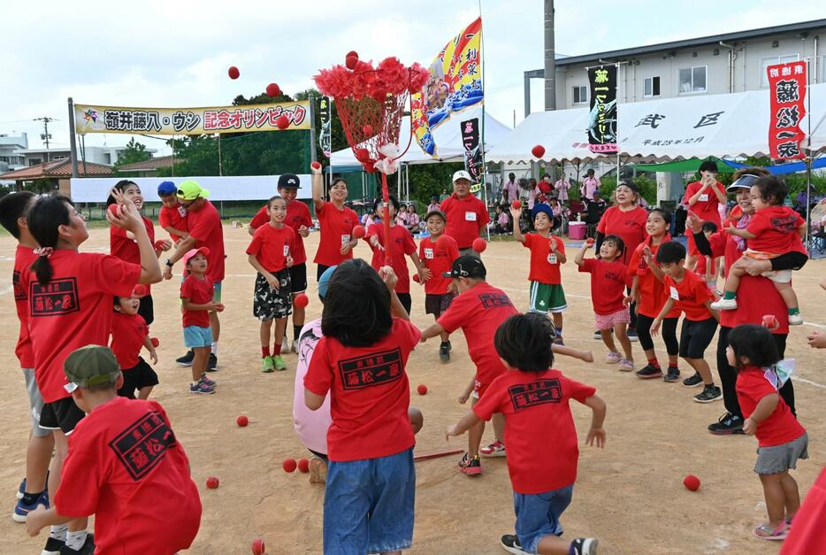 玉入れ競技で5世代で親睦を深める嶺井藤八・ウシさんの子孫ら