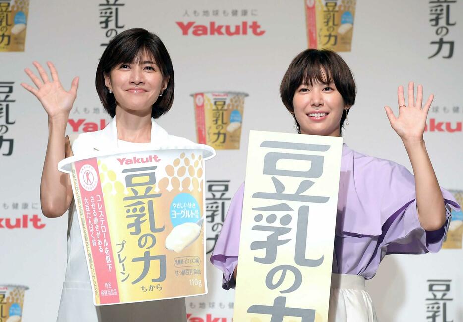 　笑顔で手を振る内田有紀（左）と宮脇花綸選手（撮影・佐藤厚）