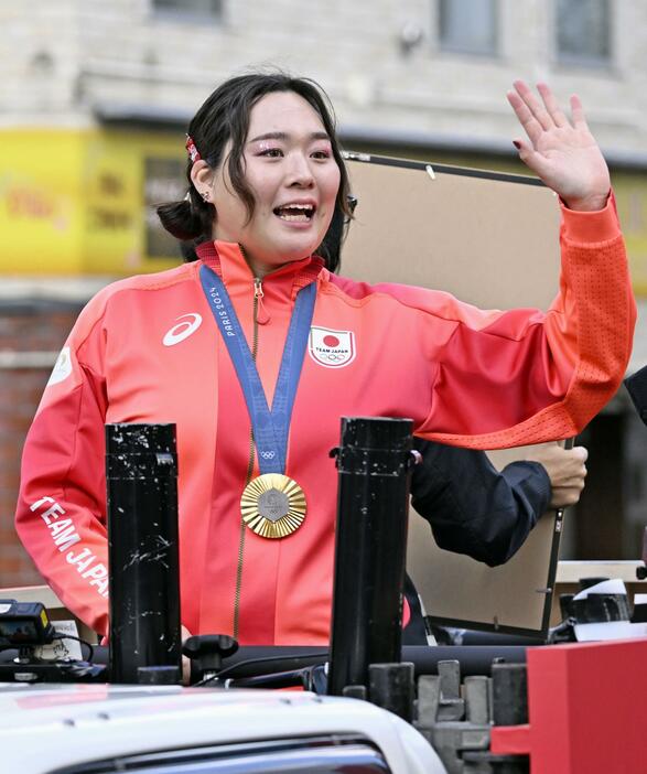 パリ五輪の陸上女子やり投げで金メダルを獲得し、地元の北海道旭川市でパレードする北口榛花選手＝13日午前11時6分