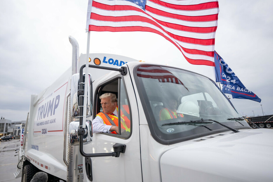 トランプ前米大統領は３０日、ウィスコンシン州でごみ収集車に乗るパフォーマンスを見せた。バイデン大統領がトランプ氏支持者を「ごみ」と呼んだとされることを逆手に取り、選挙戦に利用した形だ＝同氏陣営のＸより