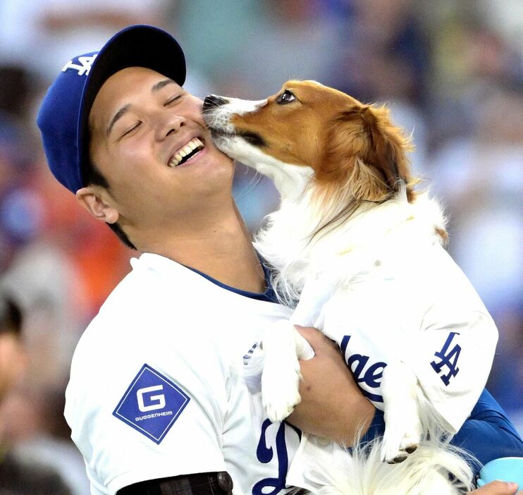 大谷翔平と愛犬デコピン（ロイター）