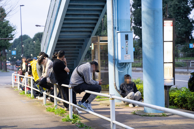 府中試験場(東京都府中市)では朝6時前から外国人が並んでいた(写真・加藤博人)