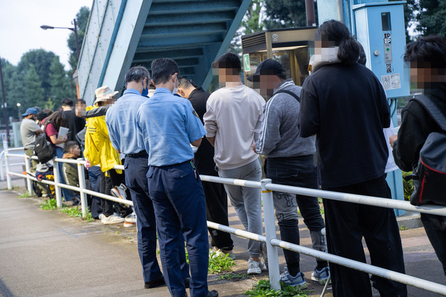 府中試験場(東京都府中市)では朝6時前から職員がでてきて対応していた(写真・加藤博人)