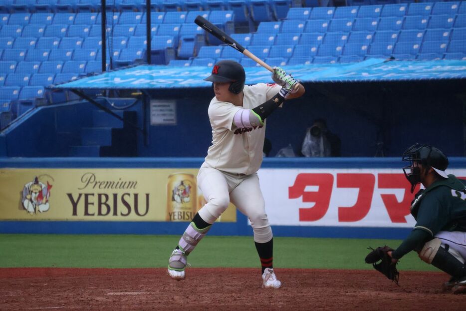 九回に代打で出場した日大・村上慶太＝神宮（撮影・児嶋基）