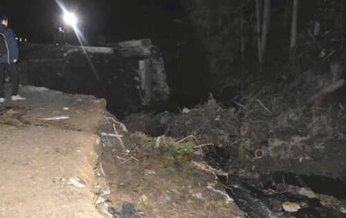 遺体が見つかった能登町の久田川。川底には土砂や流木がたまっていた（２４日午後７時５７分、能登町鈴ヶ嶺で）＝石川泰平撮影