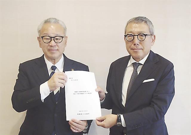 浅井市長（左）に要望書を手渡す神野会頭