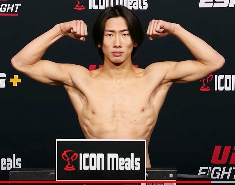 鶴屋怜、朝倉海を挑発した（※写真は以前の計量時、UFC公式YouTubeより）