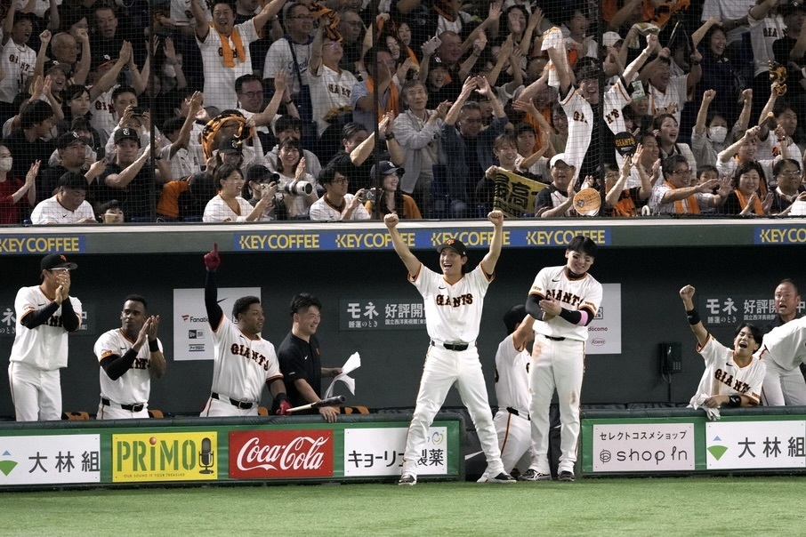 7回、岸田のスクイズで勝ち越し、喜ぶ巨人ナイン＝東京ドーム(C)Kyodo News