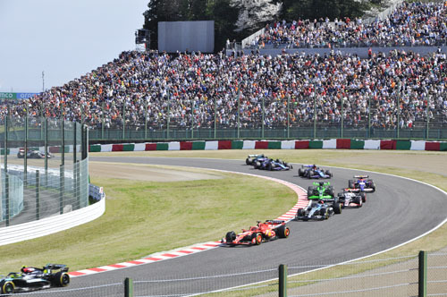 【ことしのF1日本グランプリ決勝で疾走するマシン＝鈴鹿市稲生町の鈴鹿サーキットで】