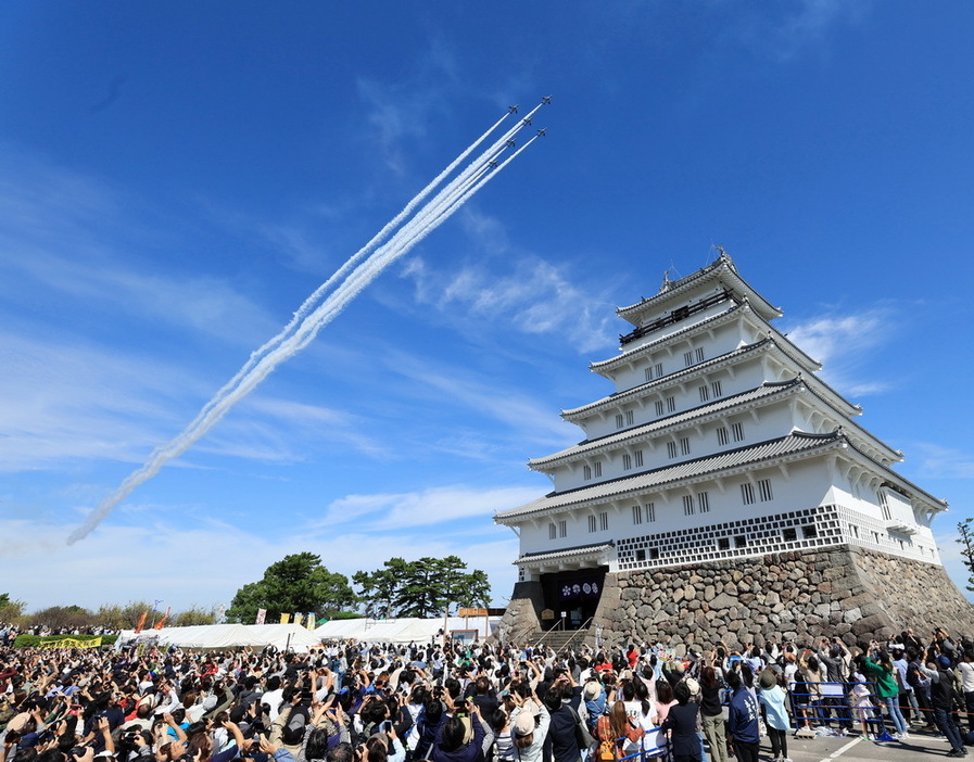 島原城の上空を飛行する航空自衛隊のアクロバット飛行チーム「ブルーインパルス」＝島原市